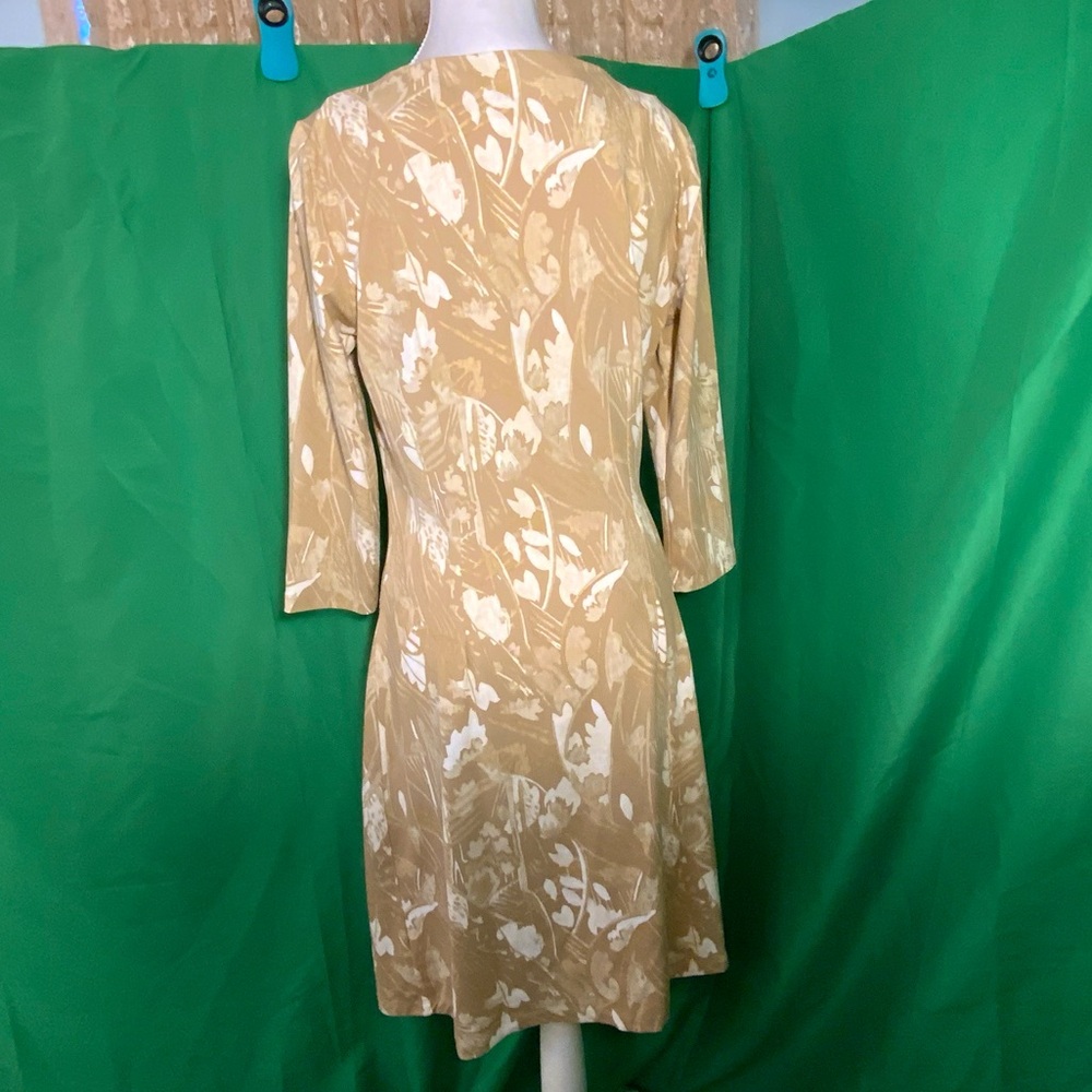 J McLaughlin Sage Dress Women M Beige White Ruched Side 3/4 Sleeve Sheath Dress - Picture 3 of 5